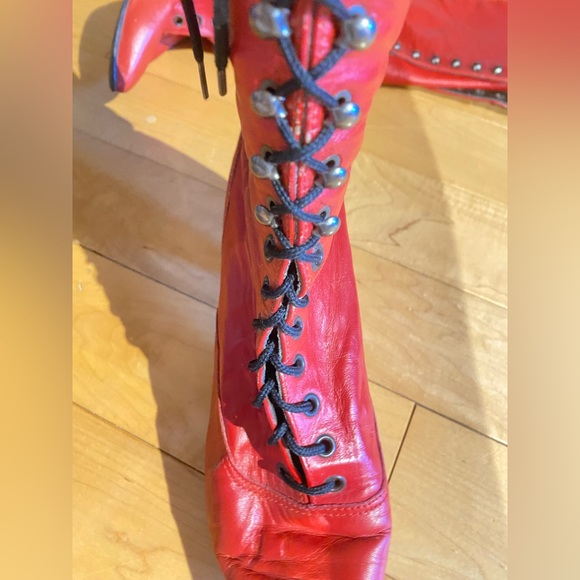 Vintage red leather heeled boots - Picture 15 of 16